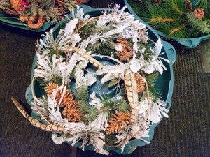 lot 401 image: Variety of Faux Holiday Wreaths