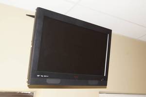RCA 24 Flat Screen TV with Swivel Wall Mount