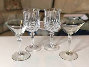 lot 208 image: Cocktail Glass & Wine Glass Set