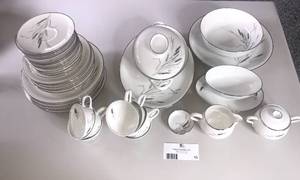 lot 15 image: Vintage 1958 50 Piece Easterling China Ceres Pattern Set for 8 (Valued $450)