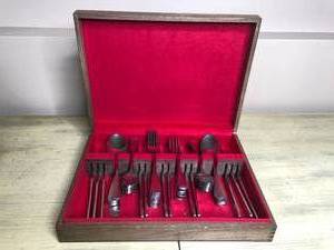 lot 305 image: Beautiful 36 Piece Silverware Set