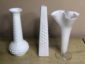 lot 308 image: Beautiful Milk Glass, Ceramic and Hand-Blown Glass Vase Set