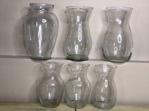 lot 307 image: Beautiful Glass Vases Set