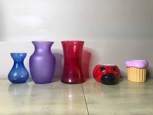 lot 304 image: Beautiful Colorful Vase Set