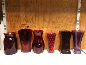 lot 399 image: Lovely Red & Purple Vase Set