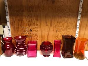 lot 439 image: Wonderful Red Vase Set