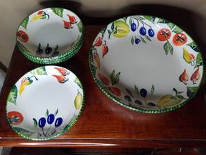 lot 74 image: Vintage Italian ARM Ceramica Bowl Set (Valued  $200)