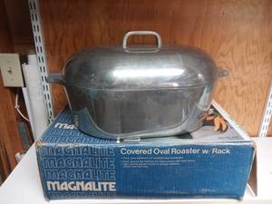 lot 320 image: Magnalite Covered Oval Roaster WMeat Rack-Still in Box