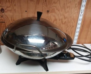 lot 336 image: Farberware Electric Wok