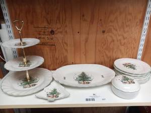 lot 337 image: Nikos Happy Holidays Christmas Set Spice Dining & Stockings