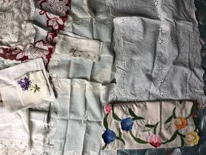 lot 440 image: Beautiful Vintage 1940s-50s Hand-crocheted and Hand-Embroidered Handkerchiefs and Doilies