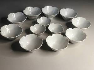 lot 164 image: Set of 12 Porcelain Tulip Bowls