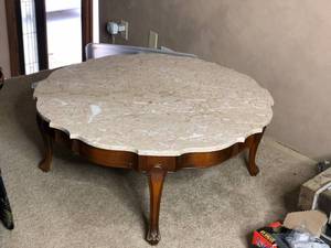 lot 14 image: Vintage Marble-Topped Round Coffee Table