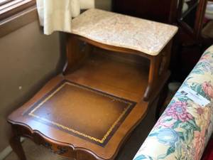 lot 3 image: Vintage French Provincial 2-Tier Marble and Leather Topped End Table