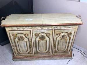 lot 26 image: Vintage Green BuffetBar