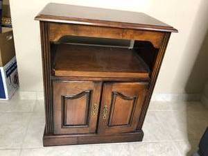 lot 34 image: Rotating Buffet Table