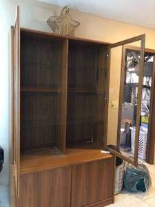 lot 10 image: Beautiful Liquor Cabinet
