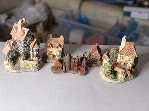 lot 286 image: David Winter Cottages