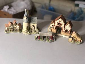 lot 288 image: David Winter Cottages