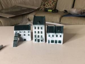 lot 294 image: Ceramic Houses
