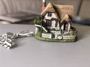 lot 322 image: David Winter Light Up House