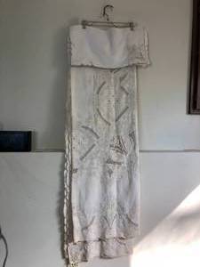 lot 409 image: White Floral Sewn Table Cloth