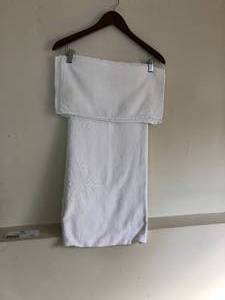 lot 410 image: White Table Cloth & Napkin Set