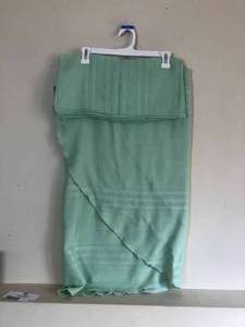 lot 411 image: Green Table Cloth & Napkin Cloth Set