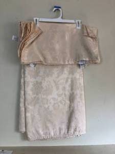 lot 414 image: Gold Table Cloth & Napkin Set