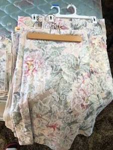 lot 418 image: Vintage Floral Table ClothNapkin Set