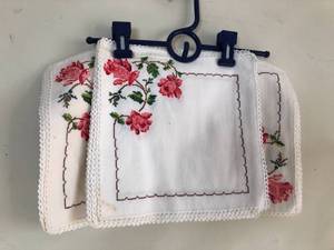 lot 421 image: Vintage Floral Napkin Set