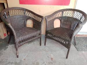 lot 105 image: 4 Beautiful Vintage Wicker Chairs and Side Table