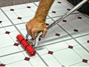 lot 46 image: Roberts Extendible Floor Roller for Sheet Vinyl Flooring Installation