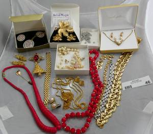 Lot of miscellaneous costume jewelry