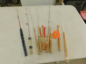 lot 52 image: 9 Ice Fishing Poles