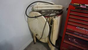 lot 43 image: Antique Speed Queen Wringer Washing Machine