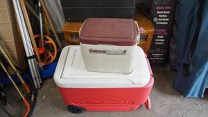 lot 86 image: Coleman Personal 8 Cooler and an Igloo WHEELIE-COOL