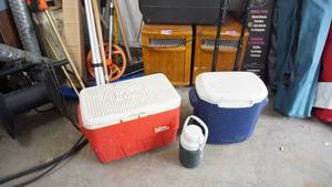 lot 87 image: 2 Coolers and a Thermos