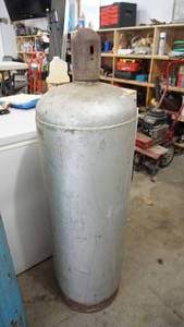 lot 125 image: 100 lb Propane Tank