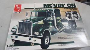 lot 144 image: New AMT Kenworth W925 Movin On 125 Semi Tractor Model Kit