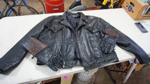 lot 158 image: Harley Davidson Leather Insulated Jacket & Gloves