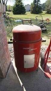 lot 14 image: Char-Broil Smoker