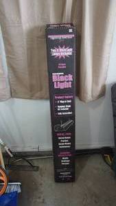 lot 19 image: Lights of America Hanging Black Lights