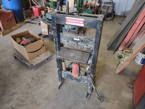 lot 39 image: Master Splitter Block Splitter, 20 ...