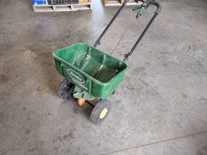 lot 186 image: Scotts Broadcast Spreader, Works...