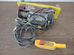 lot 195 image: Strongway 2 hp. Electric Winch, 750...
