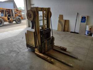 lot 9 image: Crown 20WRTF Walk Behind Reach Fork...
