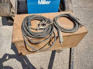 lot 10 image: Miller Bobcat 225NT Gas Powered Por...