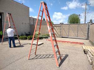 lot 245 image: Keller 10 Fiberglass Step Ladder...