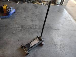 lot 266 image: Floor Jack...